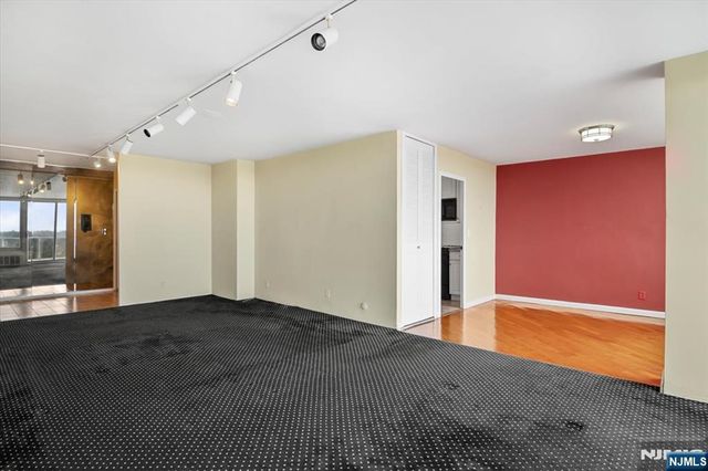 1 Claridge Drive 523, Verona, NJ 07044