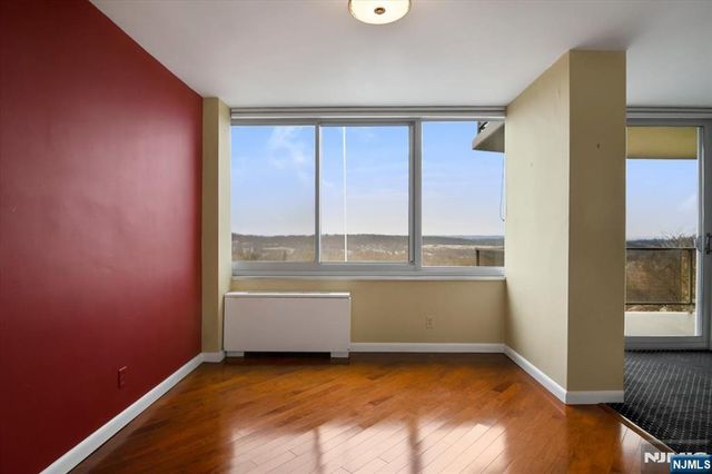 1 Claridge Drive 523, Verona, NJ 07044