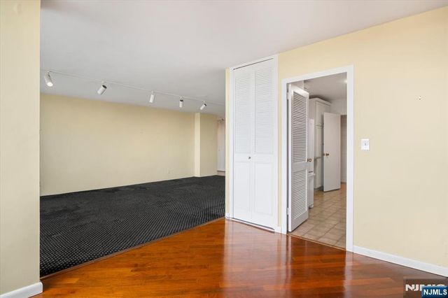 1 Claridge Drive 523, Verona, NJ 07044