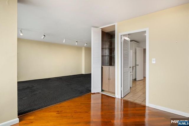 1 Claridge Drive 523, Verona, NJ 07044