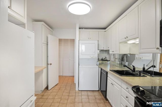 1 Claridge Drive 523, Verona, NJ 07044