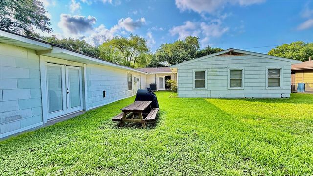 321 20th Avenue N, Texas City, TX 77590