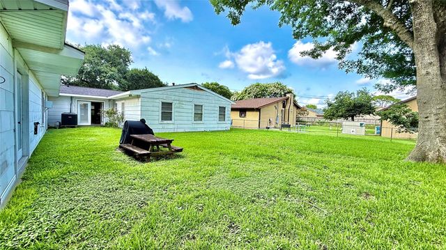 321 20th Avenue N, Texas City, TX 77590