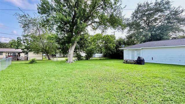 321 20th Avenue N, Texas City, TX 77590