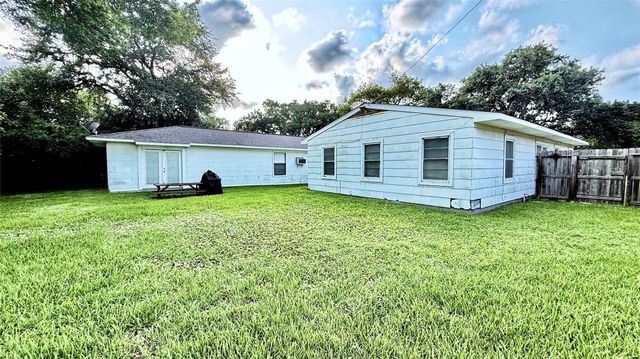 321 20th Avenue N, Texas City, TX 77590