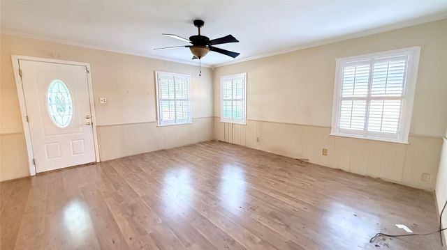 321 20th Avenue N, Texas City, TX 77590