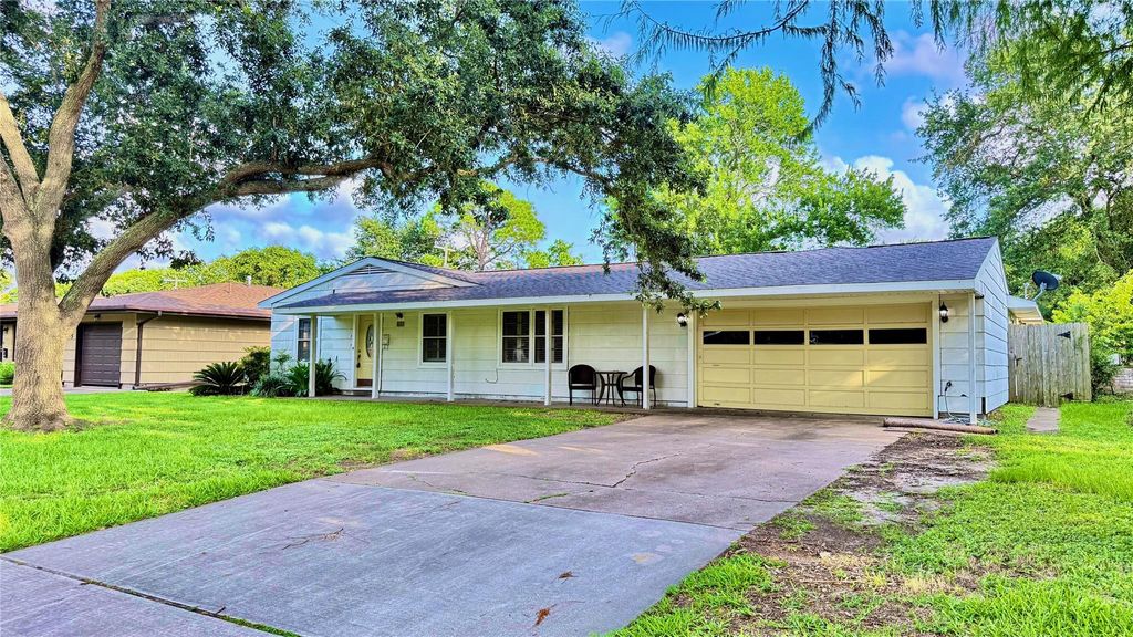 321 20th Avenue N, Texas City, TX 77590