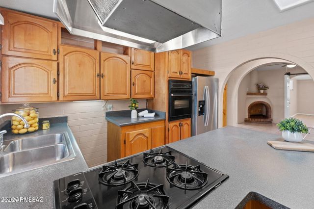 2866 N DESERT Avenue, Tucson, AZ 85712