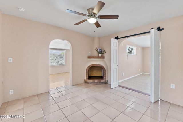 2866 N DESERT Avenue, Tucson, AZ 85712