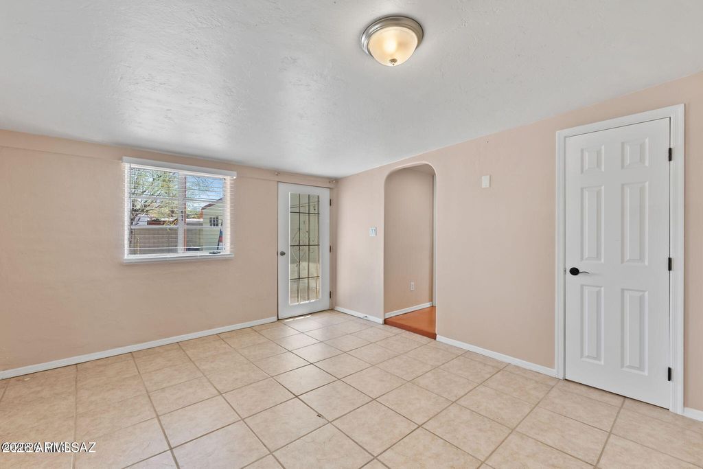 Image 15 of property listing at 2866 N DESERT Avenue, Tucson, AZ 85712