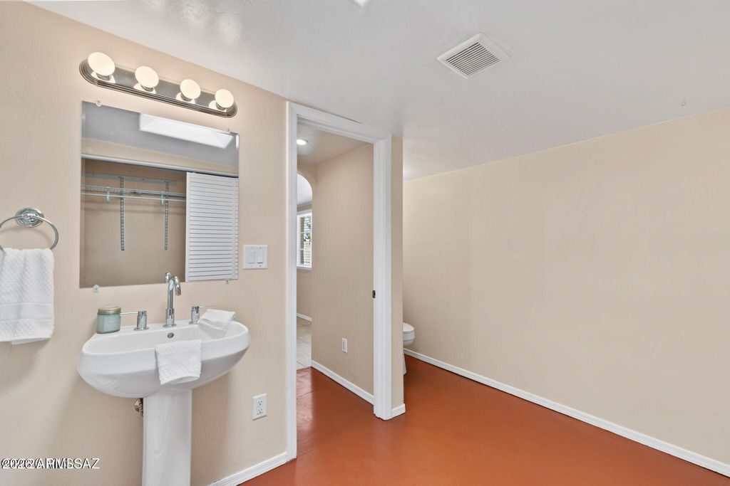 Image 18 of property listing at 2866 N DESERT Avenue, Tucson, AZ 85712