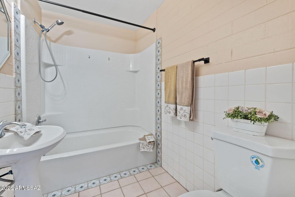 Image 21 of property listing at 2866 N DESERT Avenue, Tucson, AZ 85712