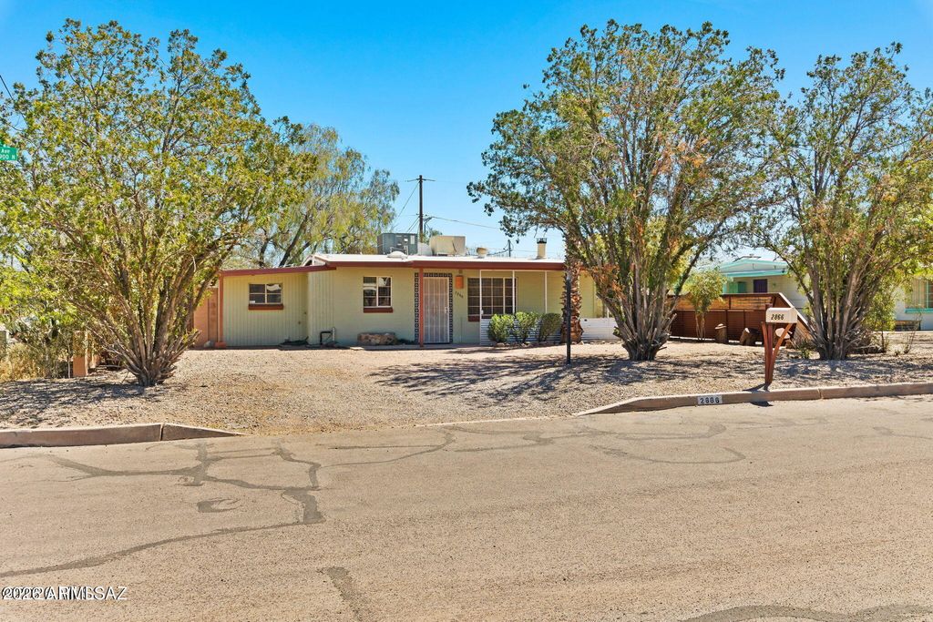 Image 3 of property listing at 2866 N DESERT Avenue, Tucson, AZ 85712