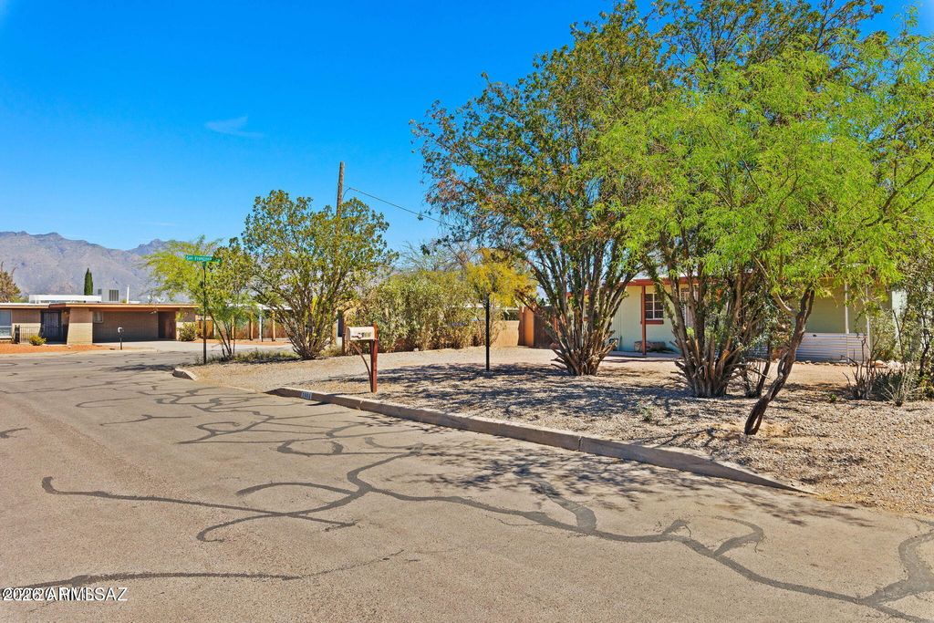 Image 34 of property listing at 2866 N DESERT Avenue, Tucson, AZ 85712