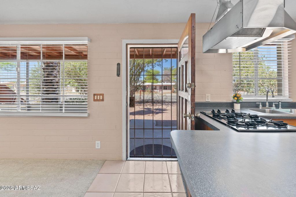 Image 6 of property listing at 2866 N DESERT Avenue, Tucson, AZ 85712