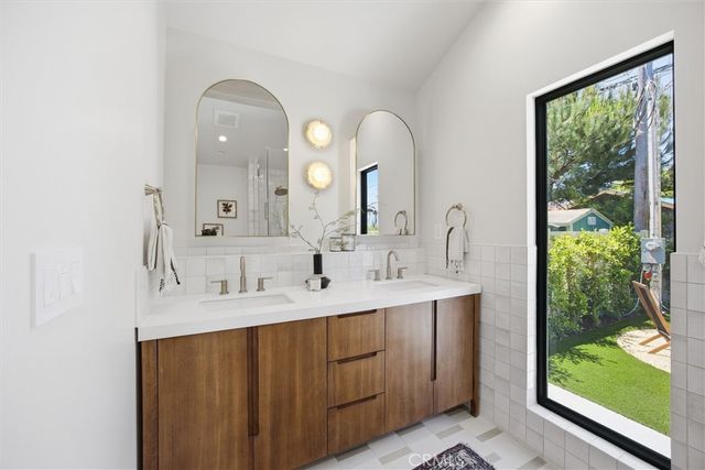 4221 Sunnyside Avenue, Los Angeles, CA 90066