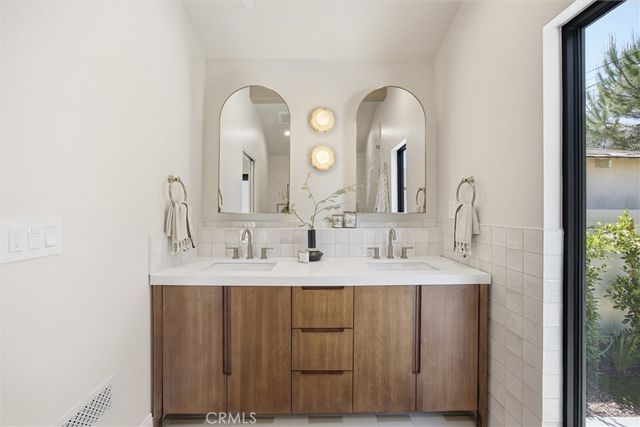 4221 Sunnyside Avenue, Los Angeles, CA 90066