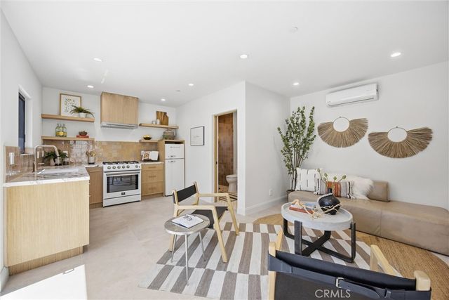 4221 Sunnyside Avenue, Los Angeles, CA 90066