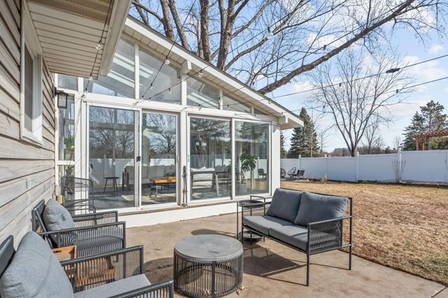 2946 Mcknight Road N, Maplewood, MN 55109