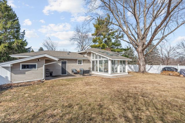 2946 Mcknight Road N, Maplewood, MN 55109