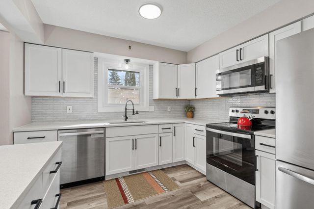 2946 Mcknight Road N, Maplewood, MN 55109