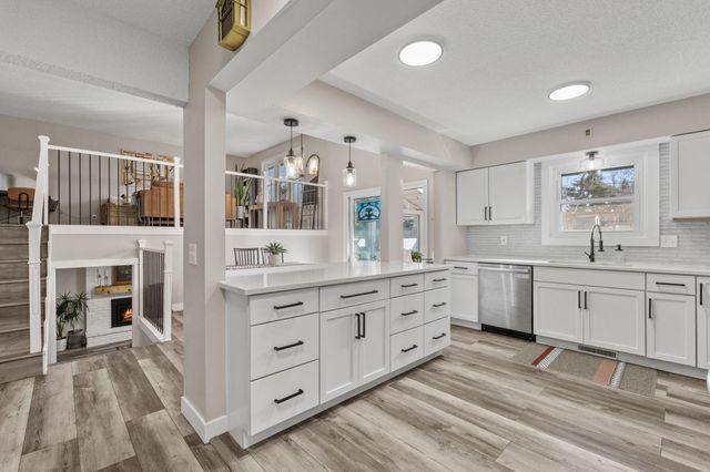 2946 Mcknight Road N, Maplewood, MN 55109