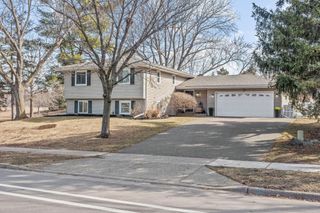 2946 Mcknight Road N, Maplewood, MN 55109