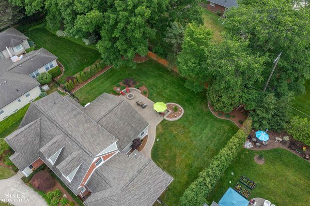 1061 N Renaud Road, Grosse Pointe Woods, MI 48236