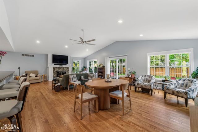 1061 N Renaud Road, Grosse Pointe Woods, MI 48236