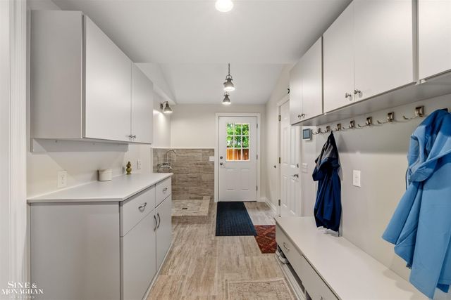 1061 N Renaud Road, Grosse Pointe Woods, MI 48236