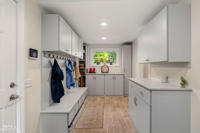 1061 N Renaud Road, Grosse Pointe Woods, MI 48236