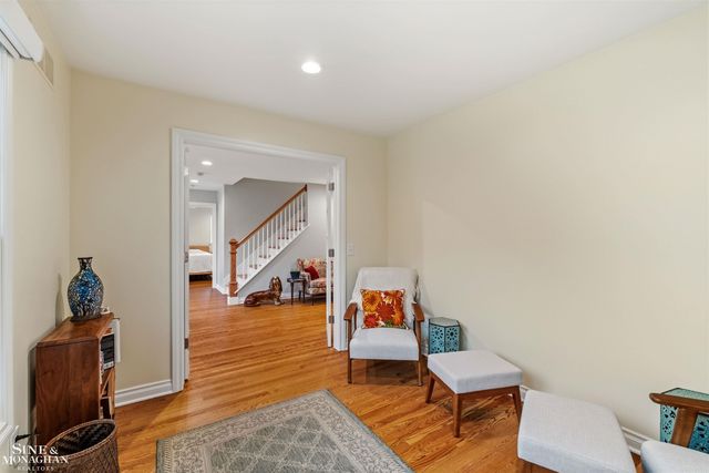 1061 N Renaud Road, Grosse Pointe Woods, MI 48236