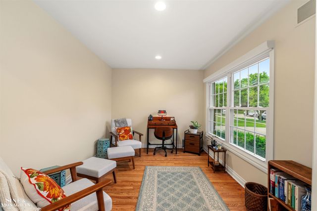 1061 N Renaud Road, Grosse Pointe Woods, MI 48236