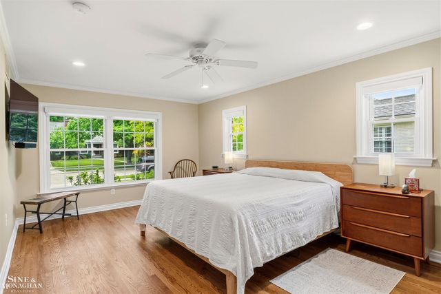 1061 N Renaud Road, Grosse Pointe Woods, MI 48236