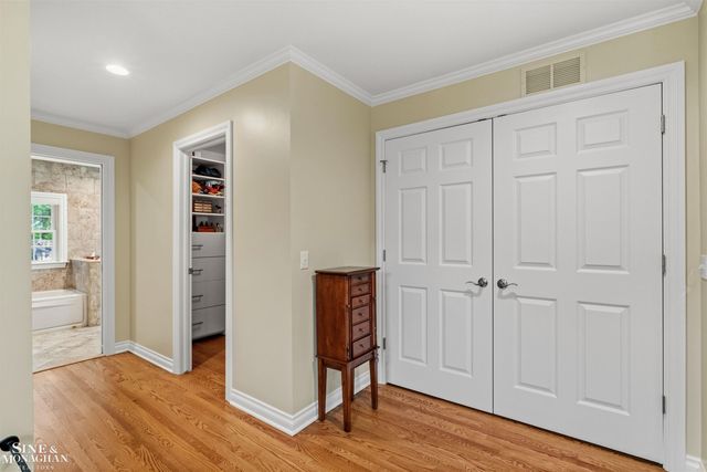 1061 N Renaud Road, Grosse Pointe Woods, MI 48236