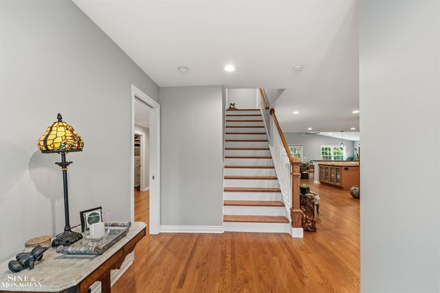 1061 N Renaud Road, Grosse Pointe Woods, MI 48236