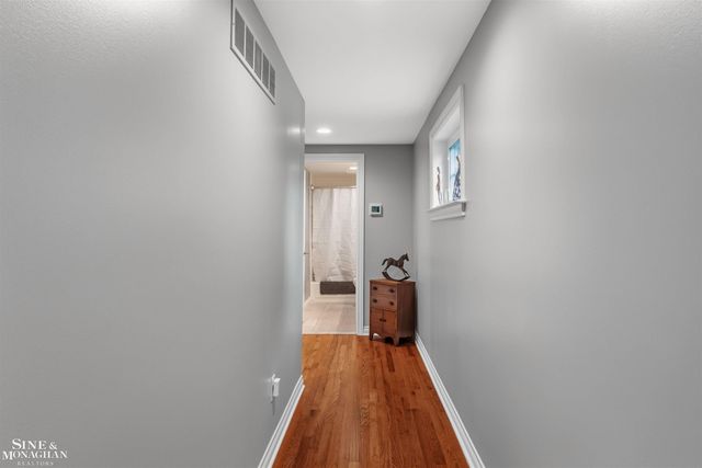 1061 N Renaud Road, Grosse Pointe Woods, MI 48236