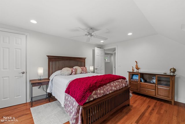 1061 N Renaud Road, Grosse Pointe Woods, MI 48236