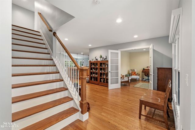 1061 N Renaud Road, Grosse Pointe Woods, MI 48236
