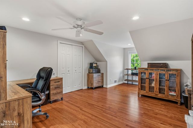 1061 N Renaud Road, Grosse Pointe Woods, MI 48236