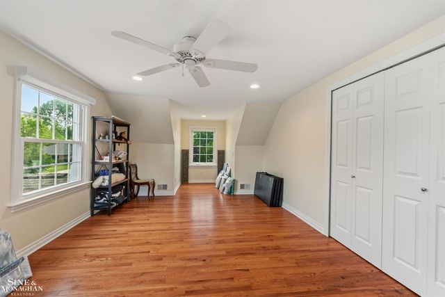1061 N Renaud Road, Grosse Pointe Woods, MI 48236