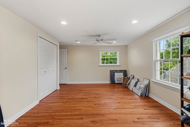 1061 N Renaud Road, Grosse Pointe Woods, MI 48236
