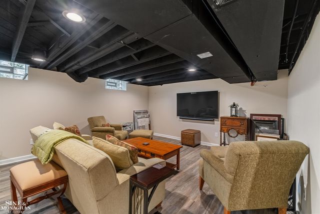 1061 N Renaud Road, Grosse Pointe Woods, MI 48236