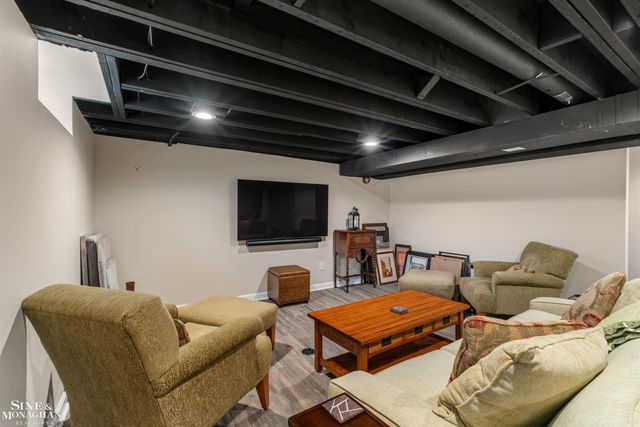 1061 N Renaud Road, Grosse Pointe Woods, MI 48236