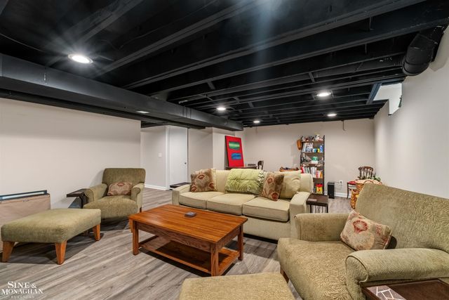 1061 N Renaud Road, Grosse Pointe Woods, MI 48236