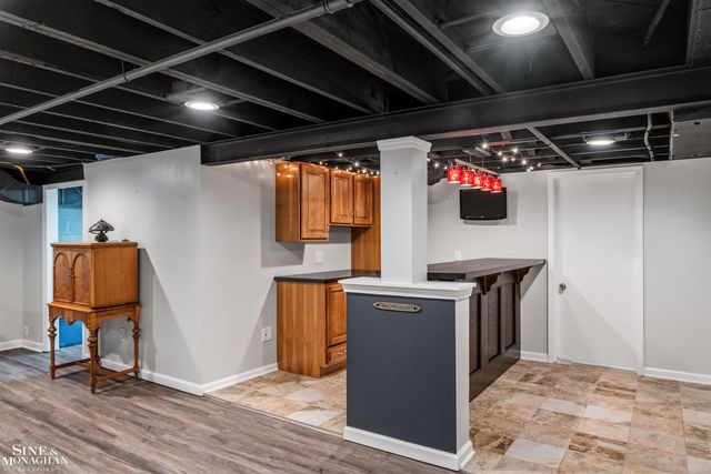 1061 N Renaud Road, Grosse Pointe Woods, MI 48236