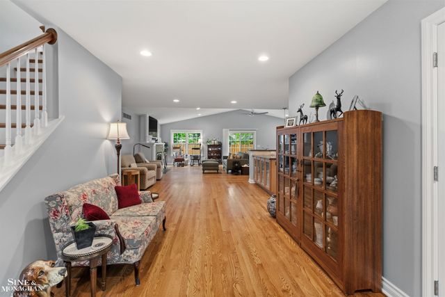 1061 N Renaud Road, Grosse Pointe Woods, MI 48236