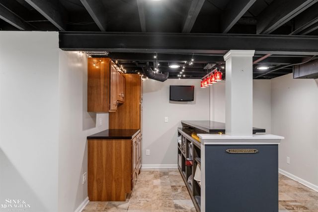 1061 N Renaud Road, Grosse Pointe Woods, MI 48236