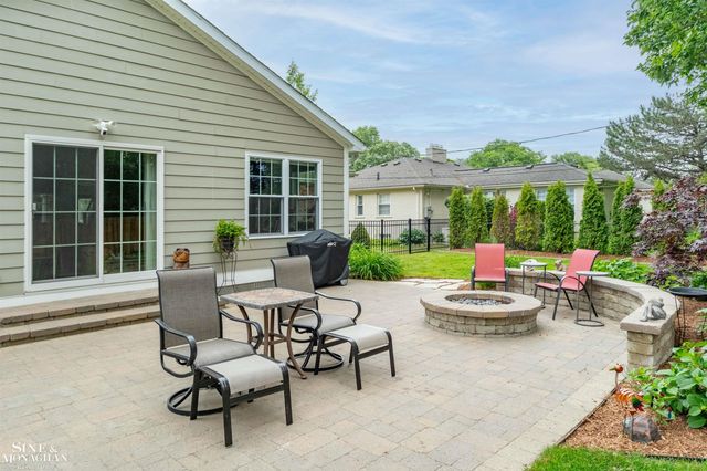 1061 N Renaud Road, Grosse Pointe Woods, MI 48236