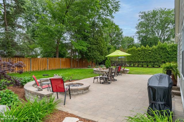 1061 N Renaud Road, Grosse Pointe Woods, MI 48236
